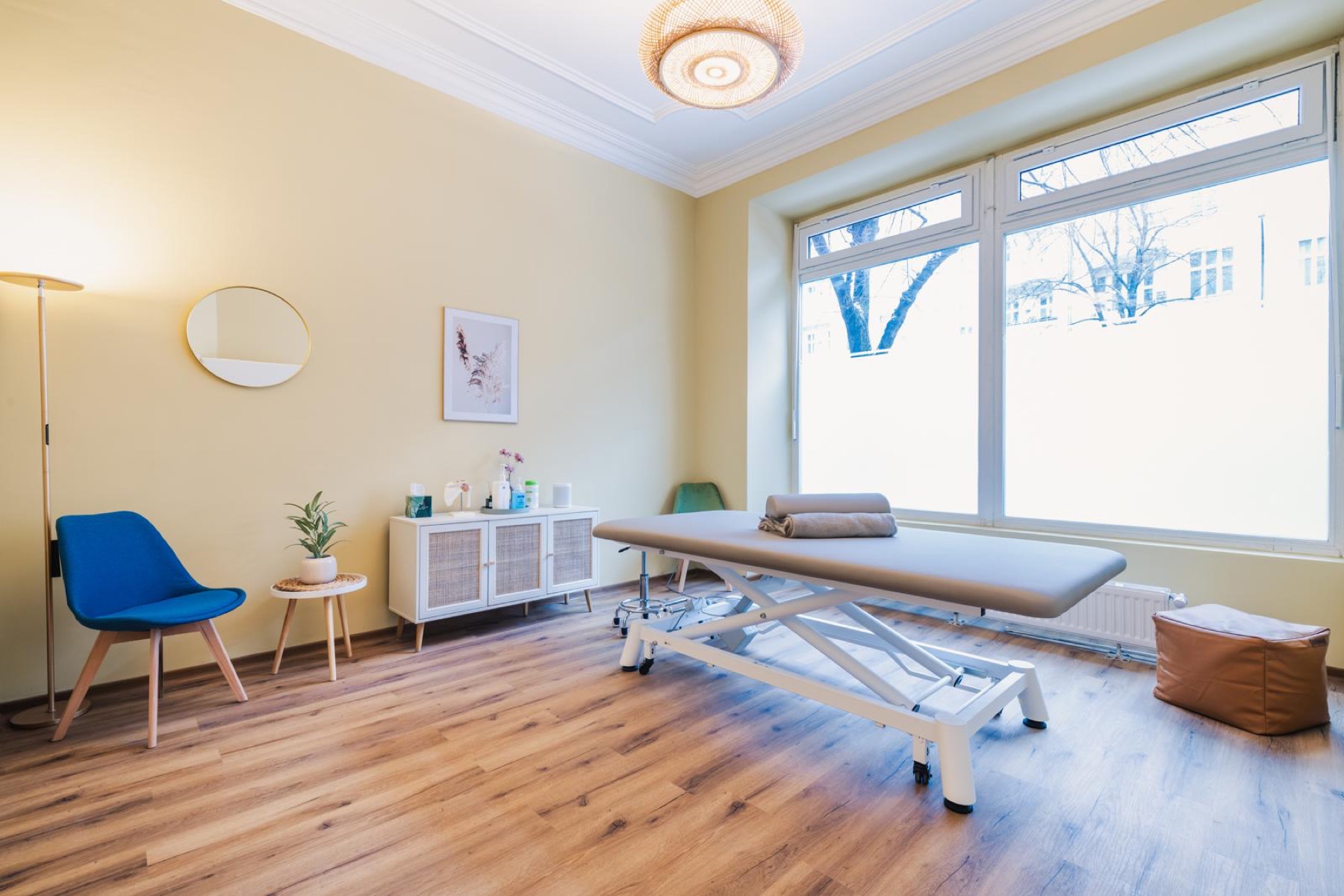 Heller Behandlungsraum bei Physio+Therapie